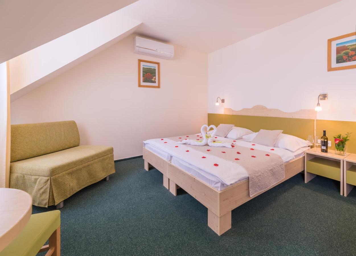 Wellness Hotel Iris Павлов Екстериор снимка