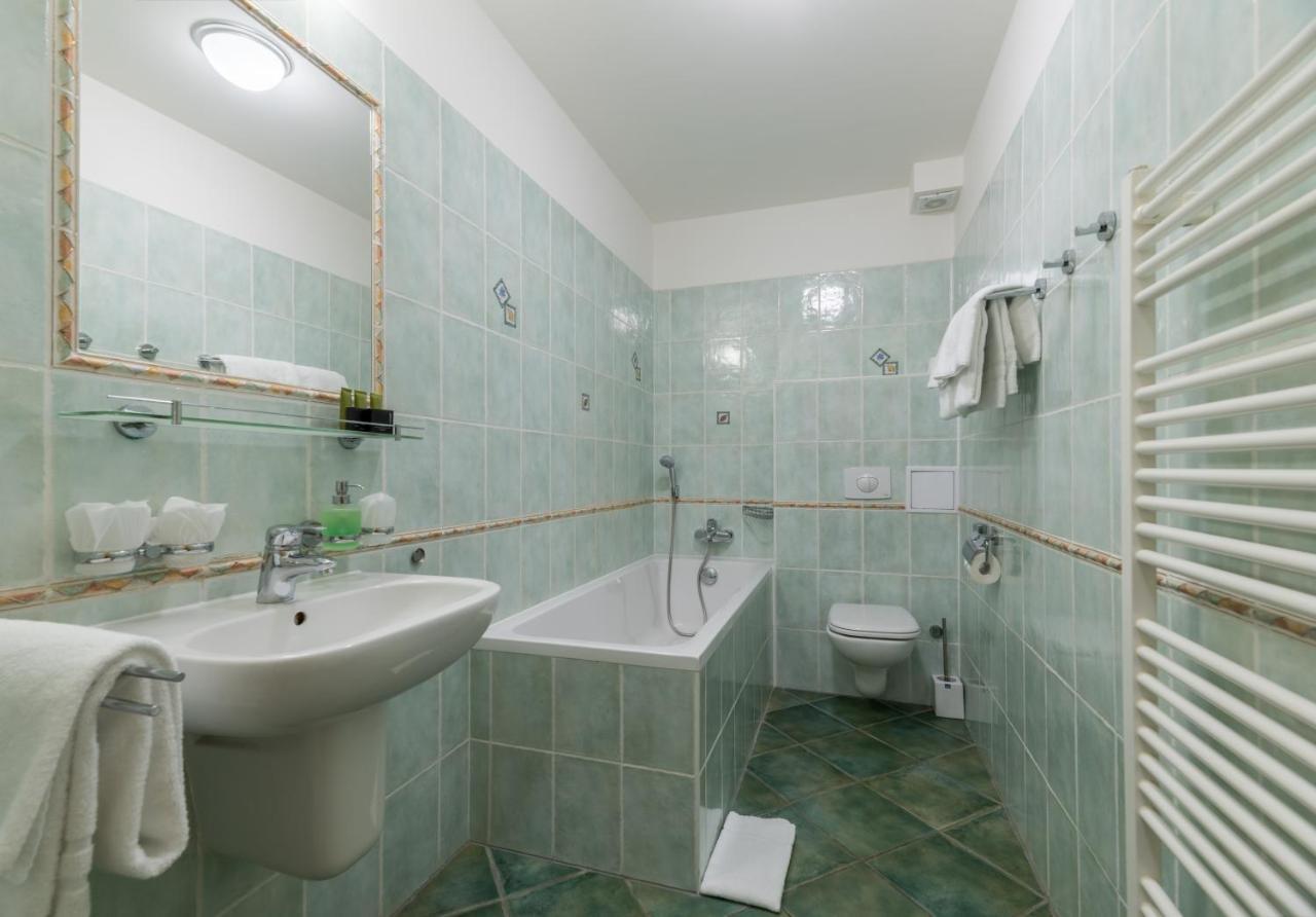 Wellness Hotel Iris Павлов Екстериор снимка